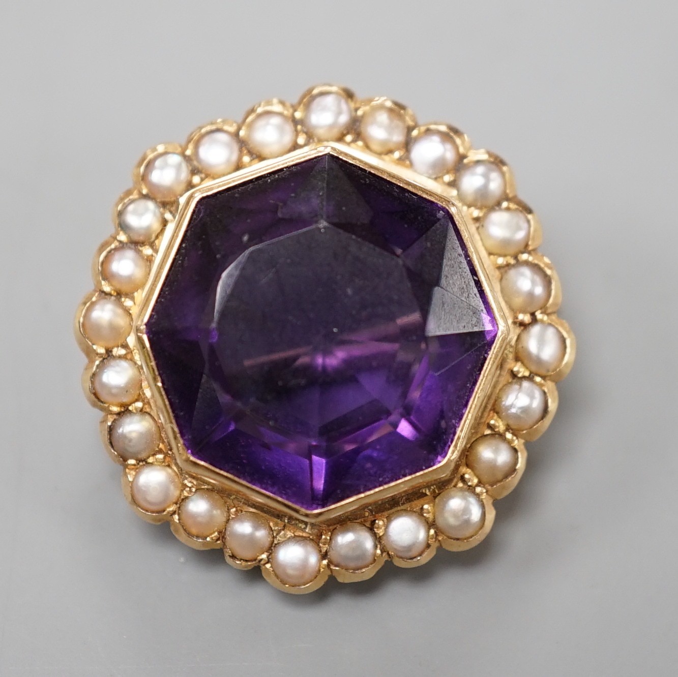 An Edwardian 15ct gold, amethyst and split pearl set hexagonal brooch, 24mm, gross weight 7.7 grams.